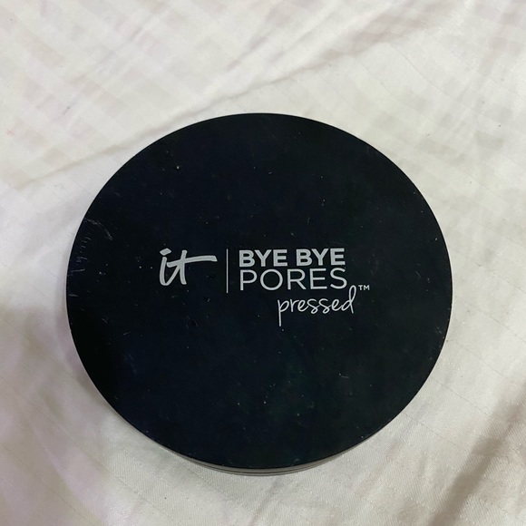 it cosmetics Other - IT COSMETICS BYE BUY PORES POWDER  TRANSLUCENT